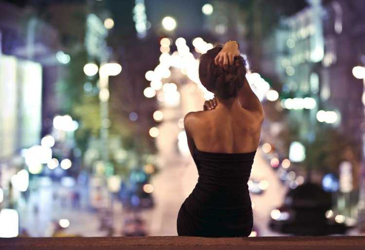 Девушка в городе со спины