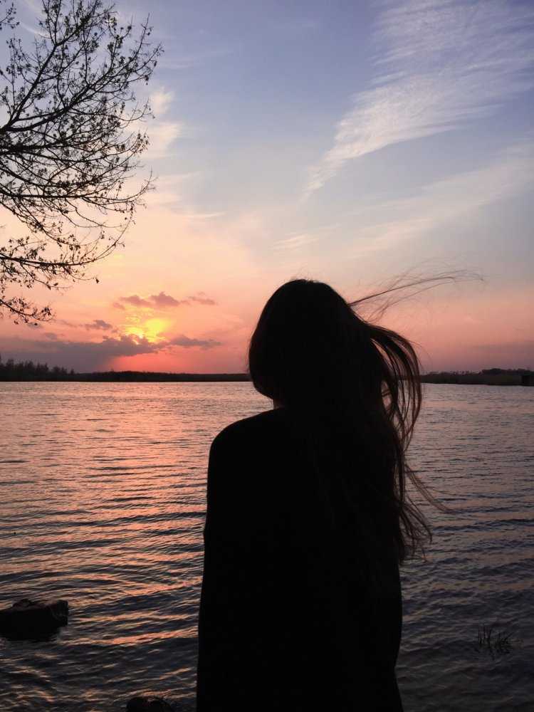 Девушка на закате спиной