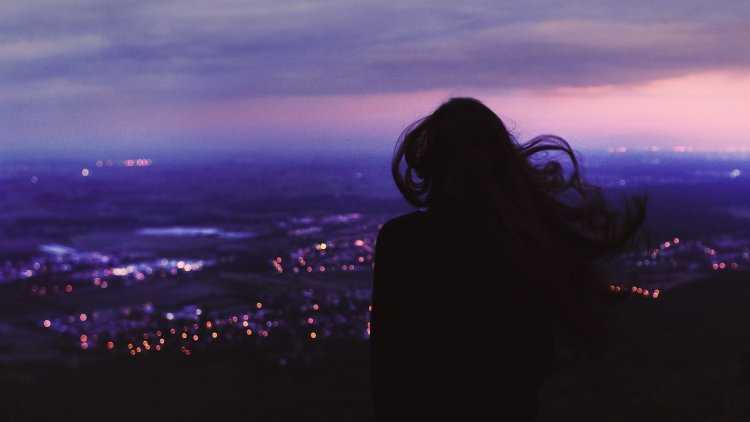 Девушка на фиолетовом закате