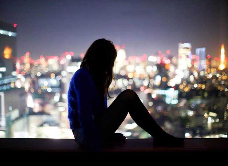 Девушка и ночной город