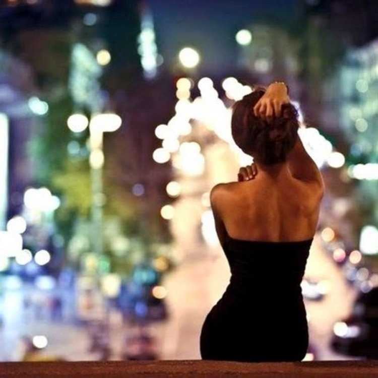 Брюнетка со спины вечером60
