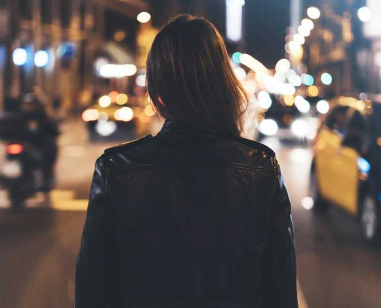 Девушка в городе со спины