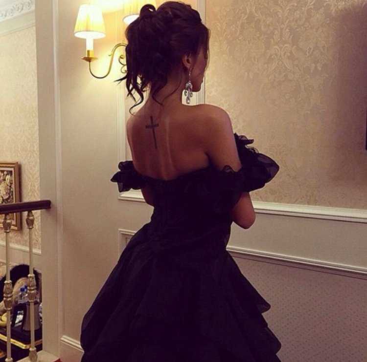 Девушка в черном платье со спины