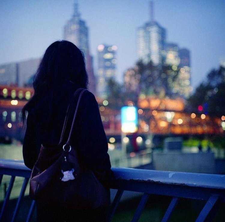 Брюнетка в городе со спины