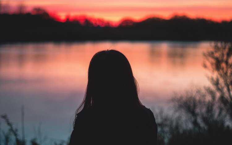 Девушка с темными волосами на озере