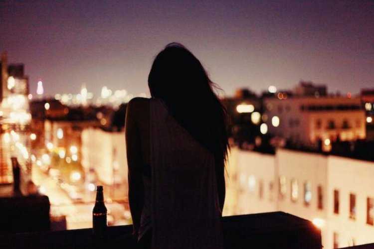 Девушка на крыше ночного города