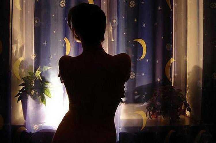 Женщина у окна ночью