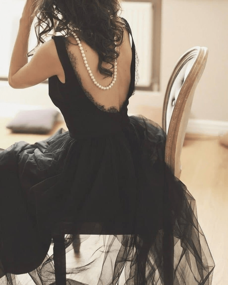 Девушка в черном платье