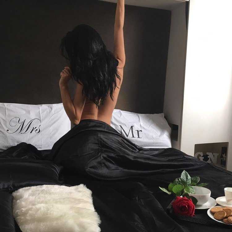 Брюнетка со спины