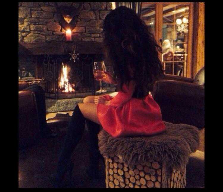 Брюнетка у елки со спины