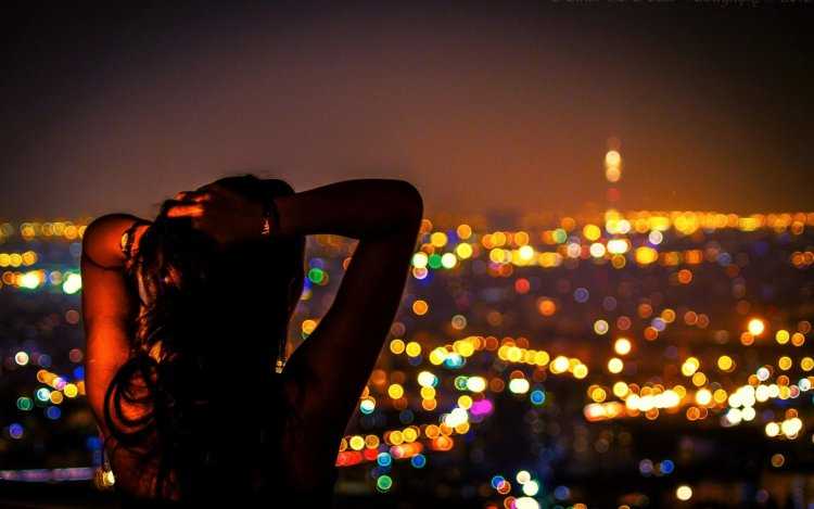 Девушка и ночной город