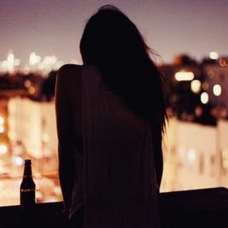 Девушка на крыше со спины