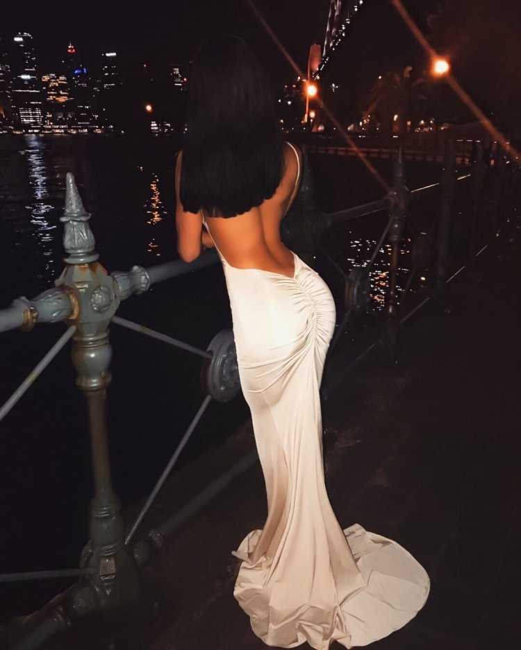 Девушка в длинном платье со спины