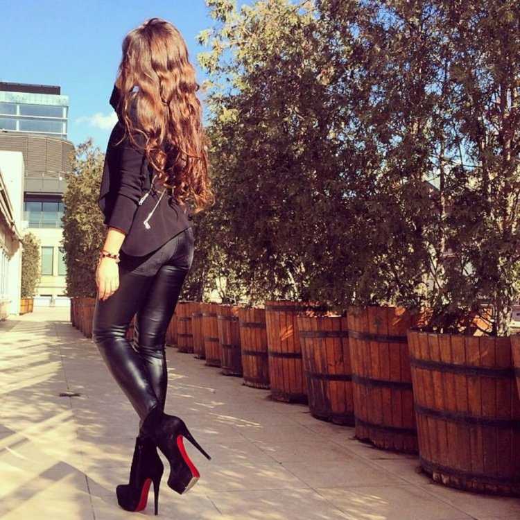 Красивые девушки на каблуках