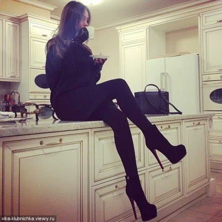 Девушка на высоких каблуках без лица