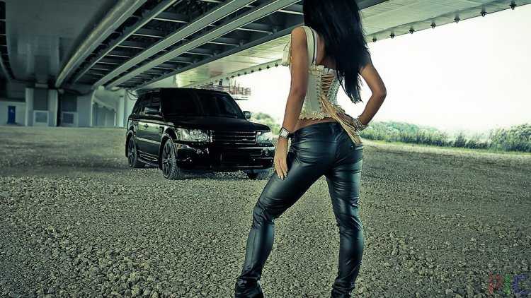 Девушка брюнетка на мосту