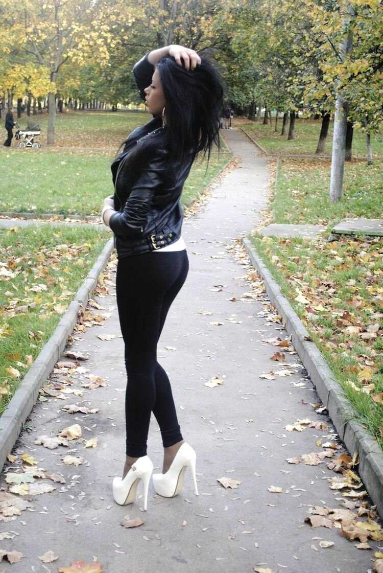 Брюнетки с длинными волосами домашнее