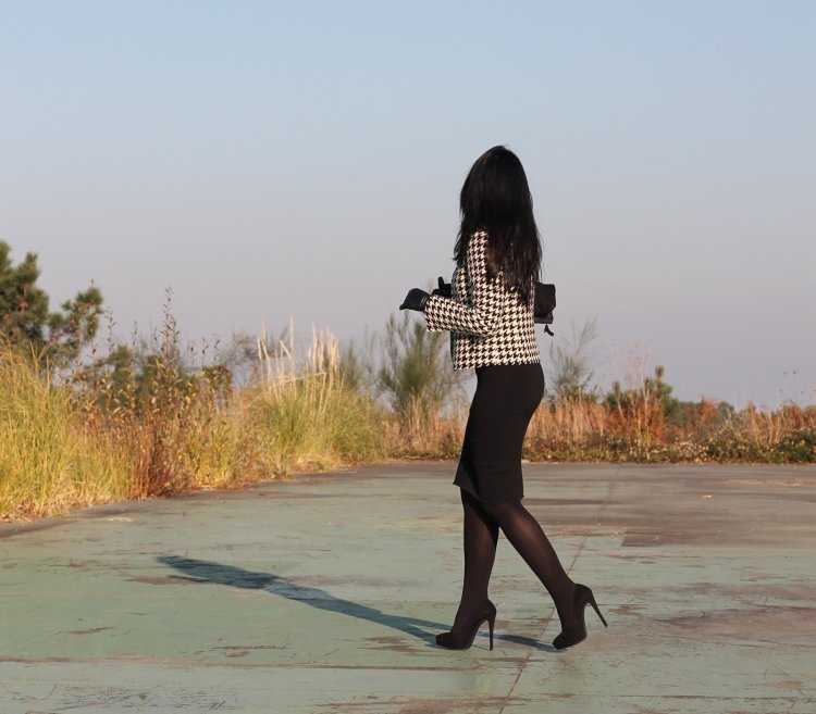 Брюнетка в пальто со спины