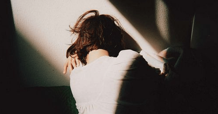 Девочка с короткими волосами в темноте