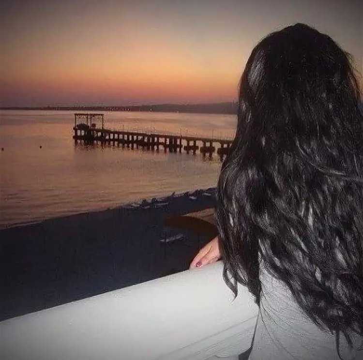 Брюнетка сзади ночью68