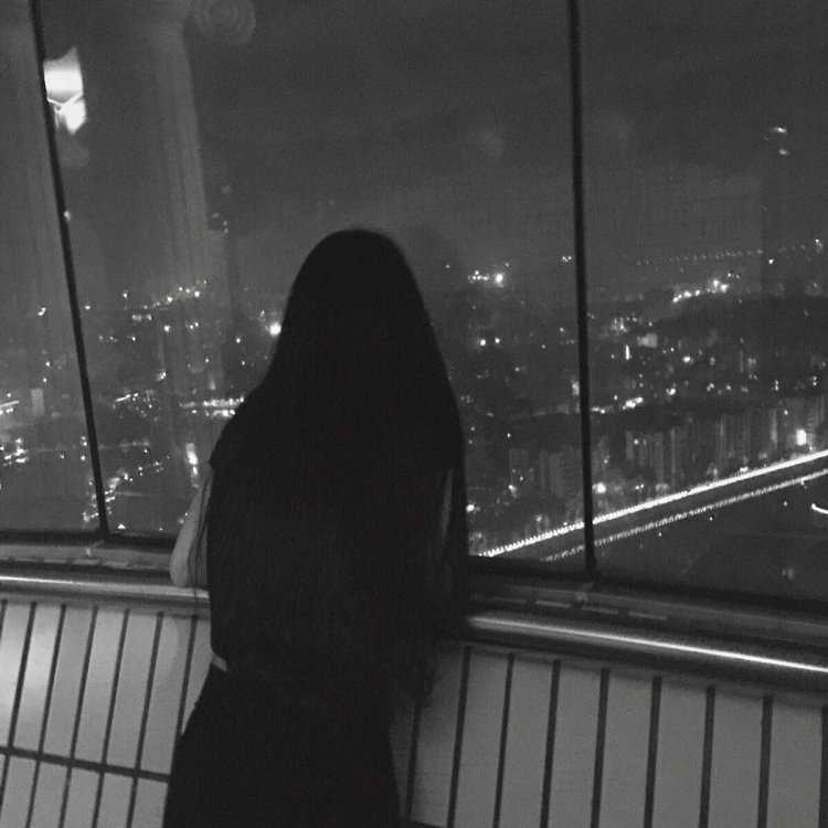 Девушка со спины ночью