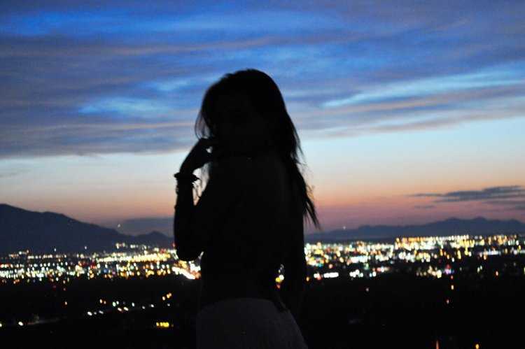 Девушка со спины ночью