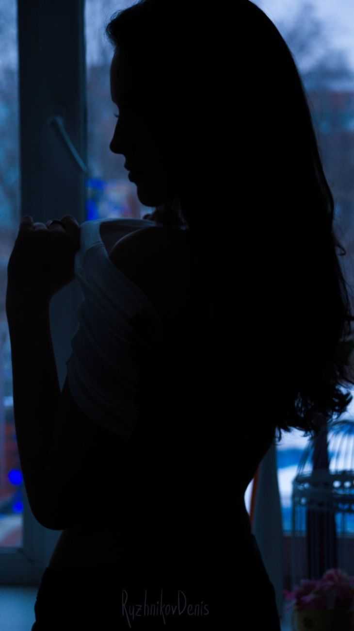 Девушка в темноте