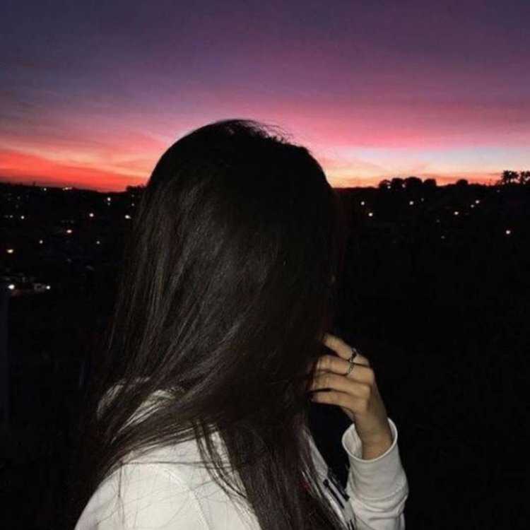 Брюнетка сзади ночью34