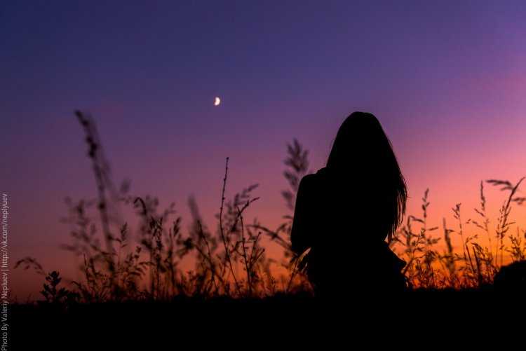 Брюнетка сзади ночью53