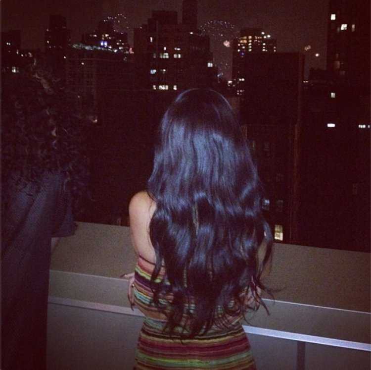 Брюнетка со спины с длинными волосами