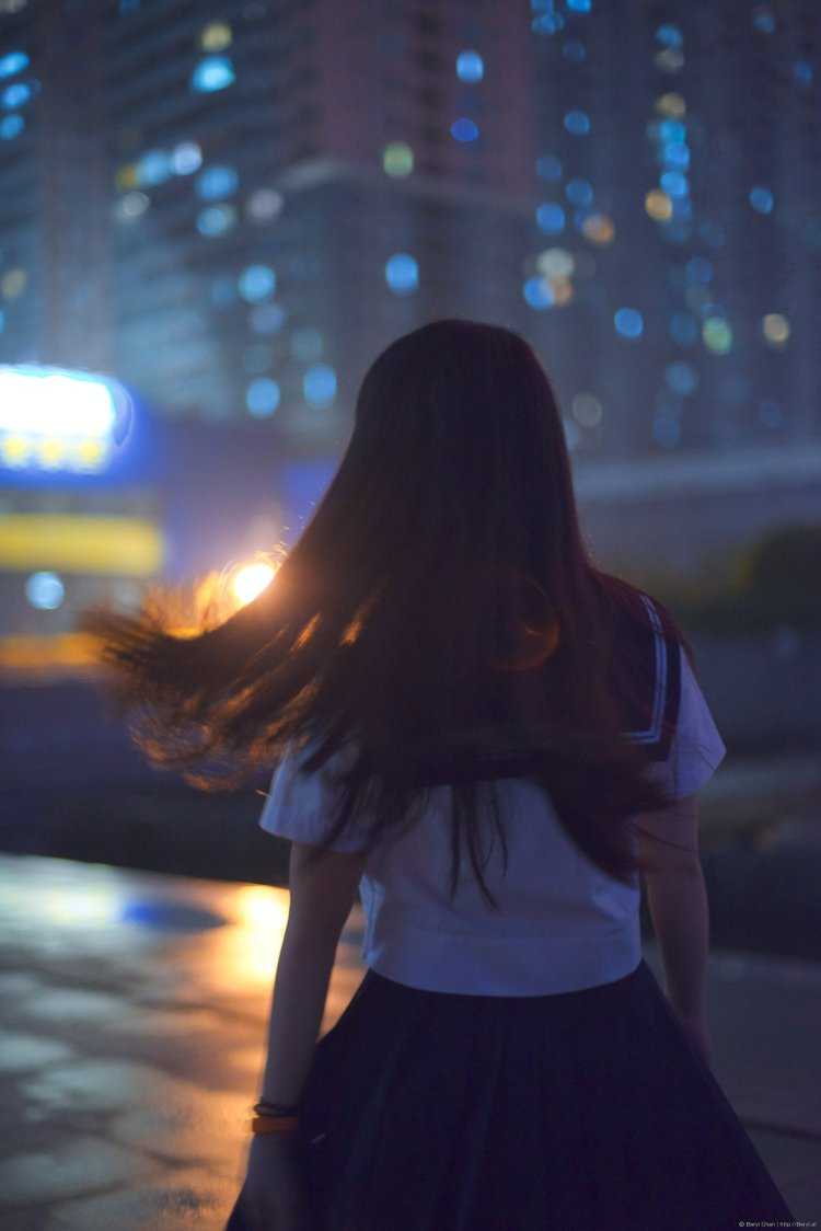 Брюнетка сзади ночью67