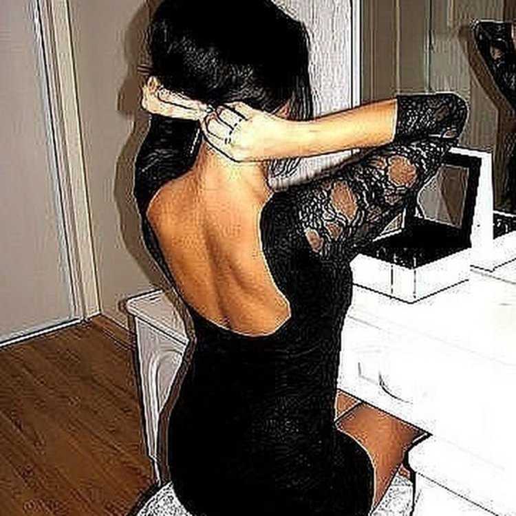 Девушка с чёрными волосами со спины в платье