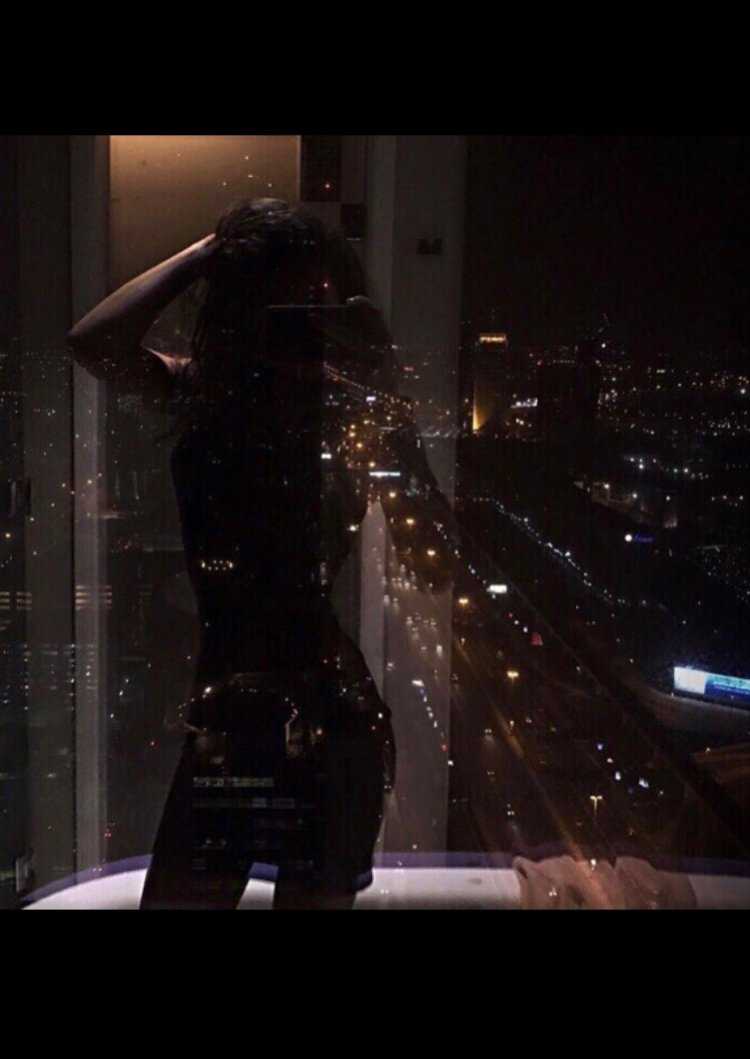 Брюнетка сзади ночью36