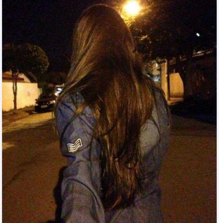 Девушка с русыми волосами ночью