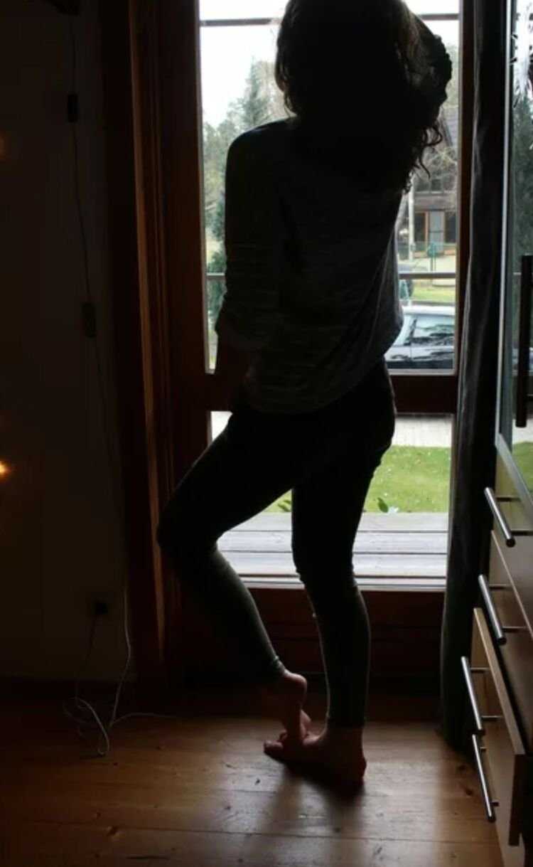 Девушки не видно лицо домашние