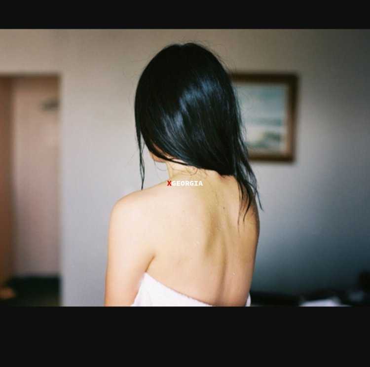 Брюнетка сзади ночью60