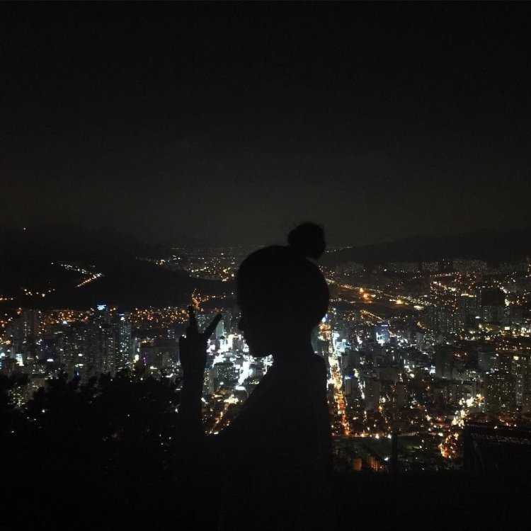 Человек на крыше ночью