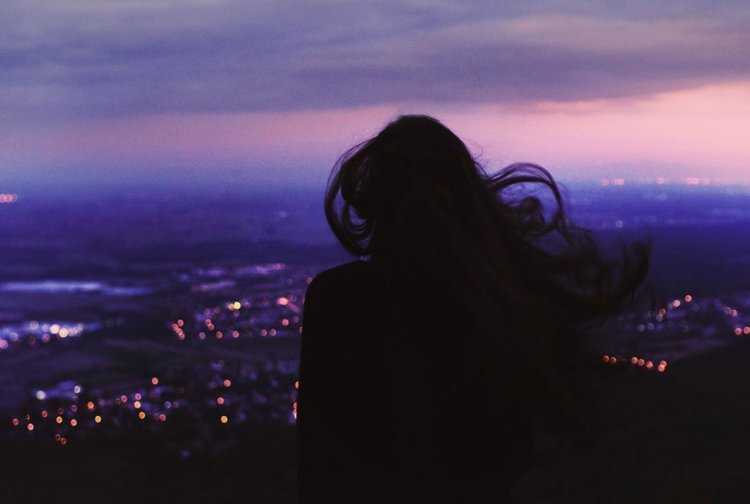 Брюнетка сзади ночью19