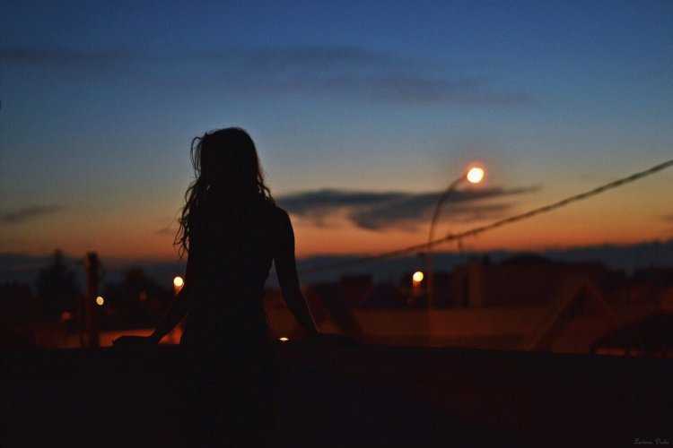 Со спины в темноте