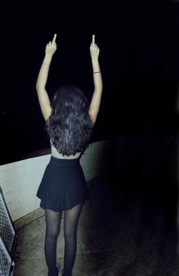 Брюнетка со спины ночью