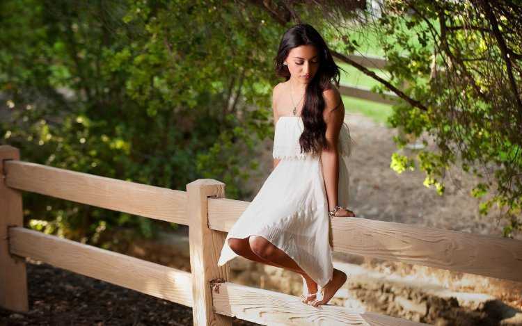 Девушка в белом платье