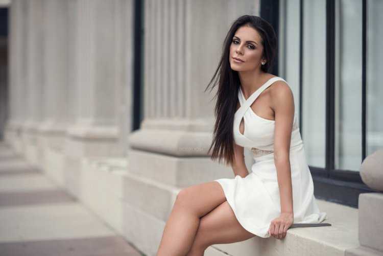 Брюнетка в платье