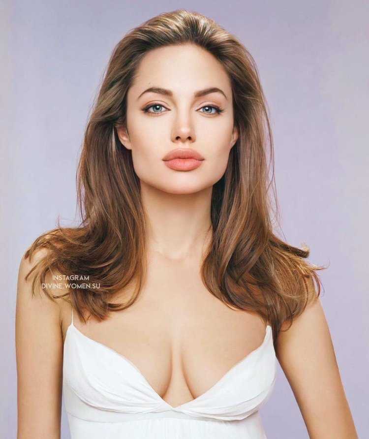 Анджелина Джоли черно белые фото