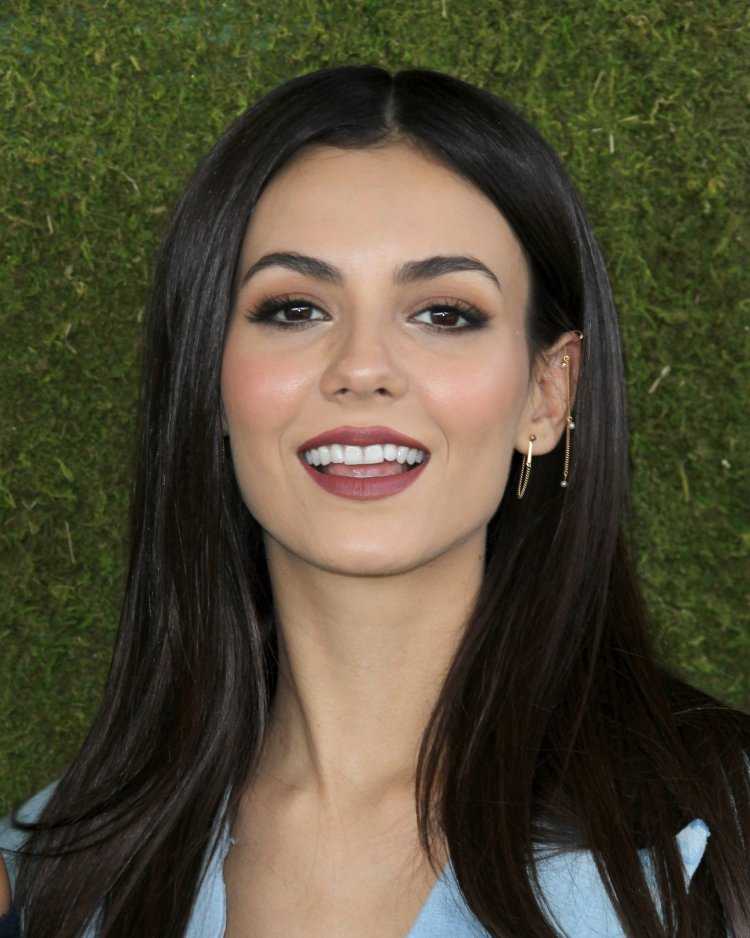 Дженнифер Лоуренс с темными волосами