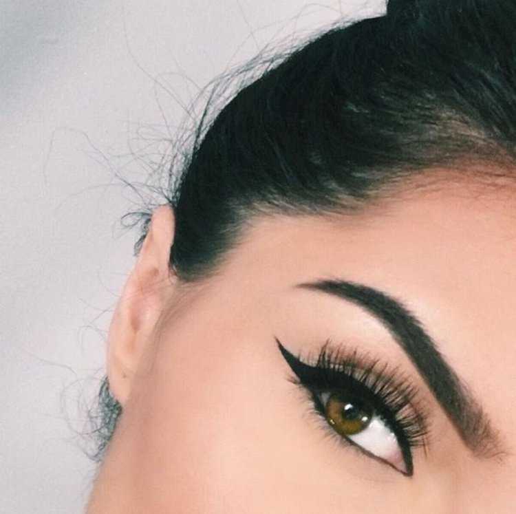 Красивые черные брови