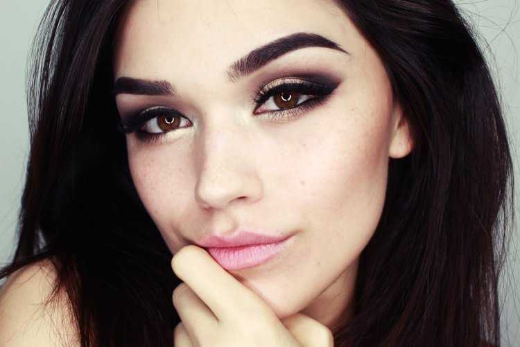 Темные брови