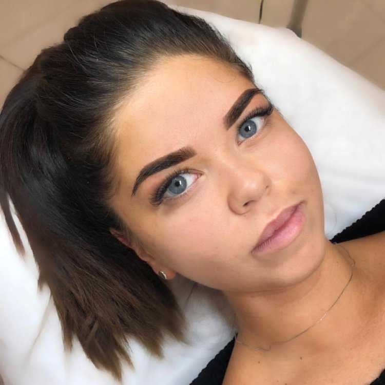 Красивые пудровые брови