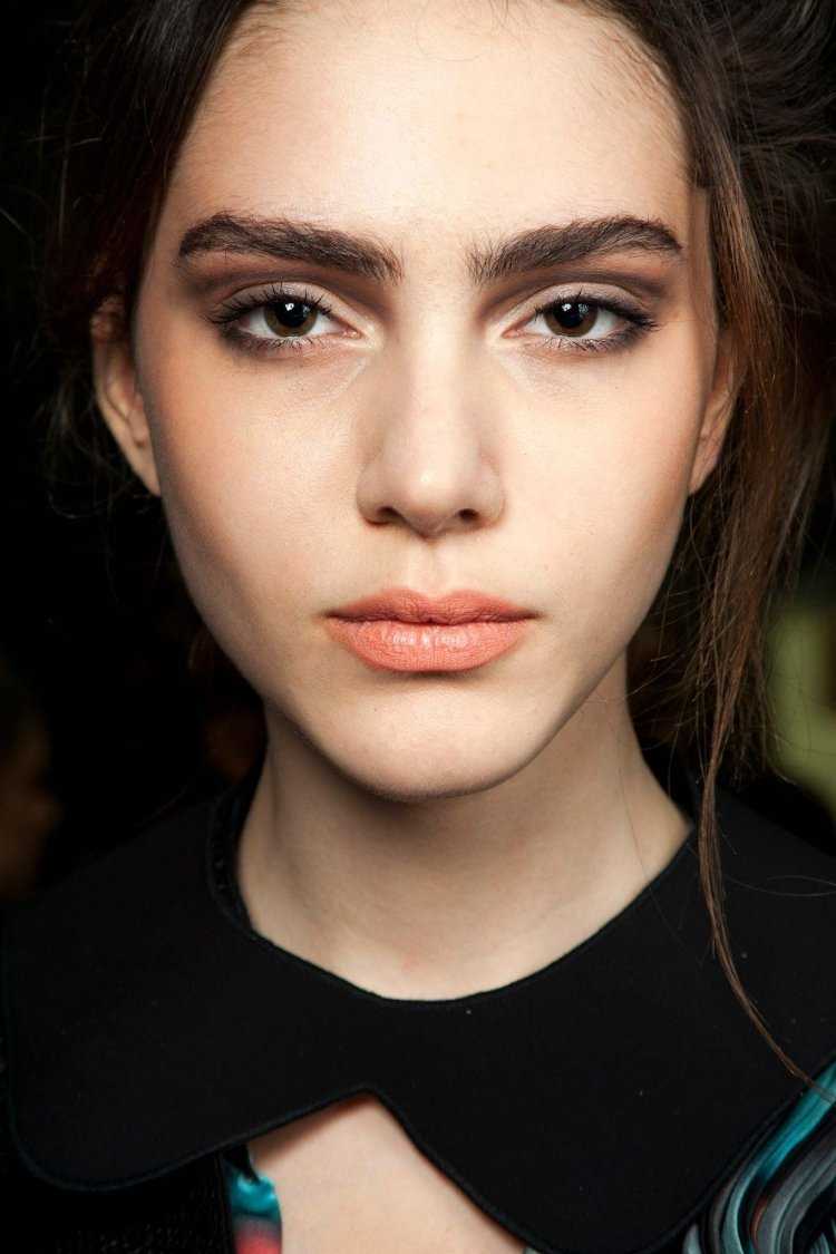 Широкие брови