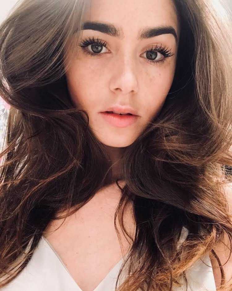 Лили Коллинз селфи