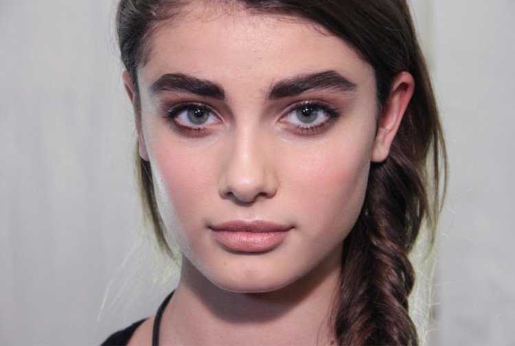 Тейлор Хилл брови